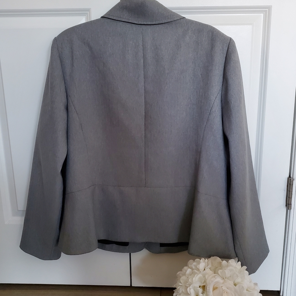 Jade Blazer - Picture 4 of 11